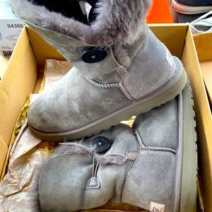 Grey W Bailey Button Uggs